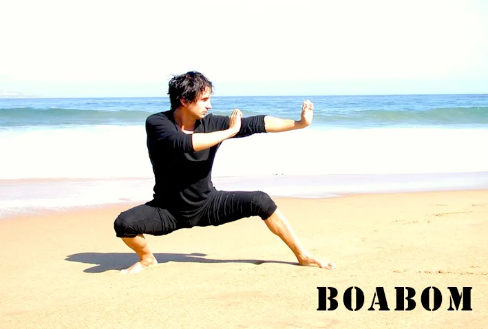 Practicante de Boabom en la playa