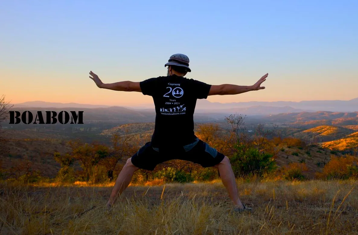 Práctica de Boabom frente a un paisaje de cerros